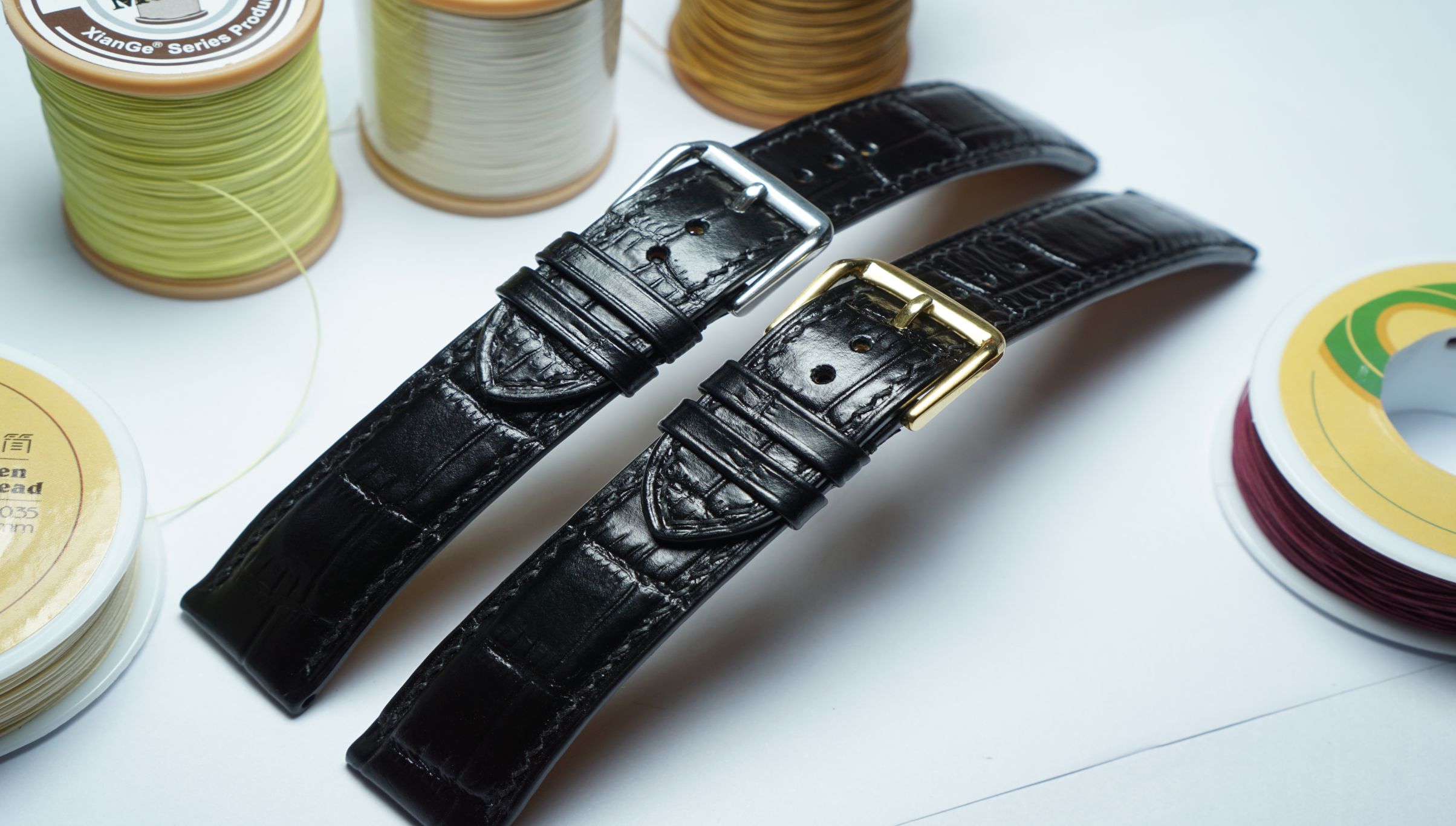 Dây đồng hồ Handmade da bò dập vân cá sấu màu đen, chỉ cùng màu DBCS005