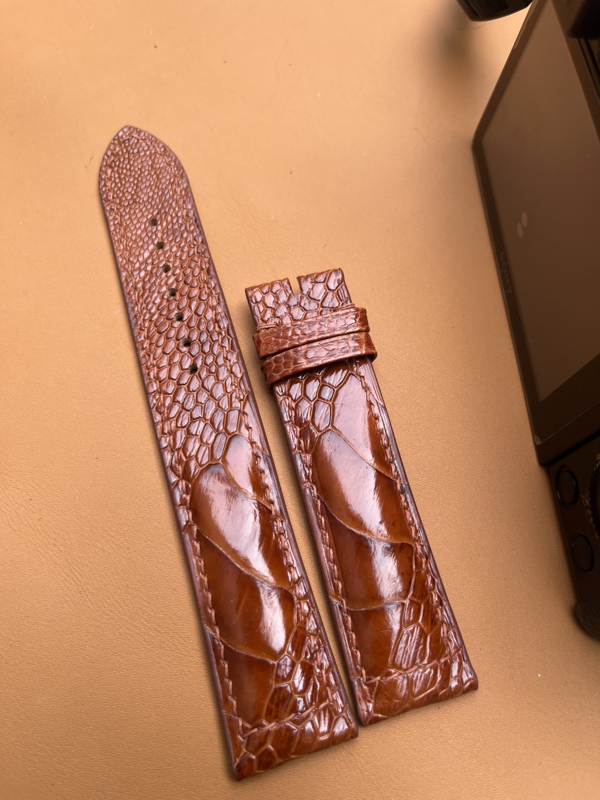 Dây đồng hồ Handmade da đà điểu Khatoco vảy chéo Nâu vàng,khâu chỉ cùng màu